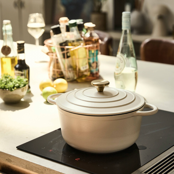 Gietijzeren pan 28 cm gietijzeren pan 55 mm hoog met houten handvat pan van gietijzer inductie gietijzeren braadpan geschikt voor gasgrill, oven, haard en alle warmtebronnen incl. inductie